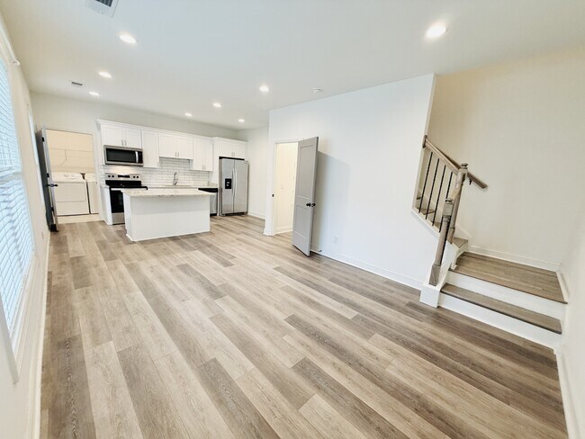 Building Photo - 2035 Rosewood Dr