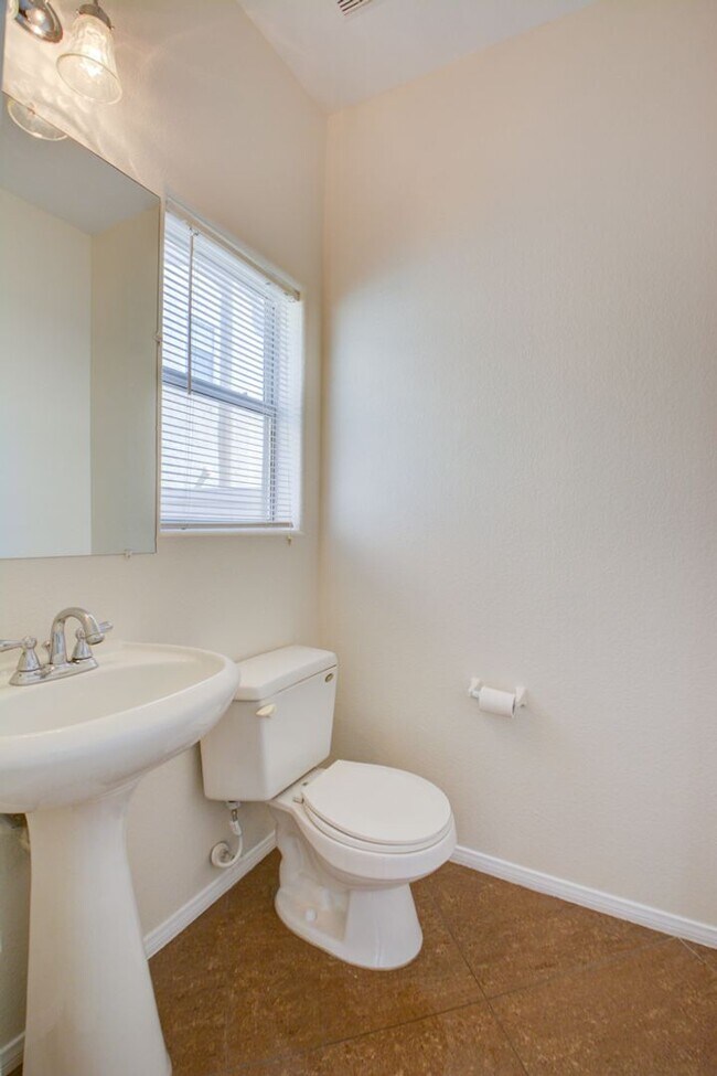 Building Photo - Beautiful two bedroom in great location