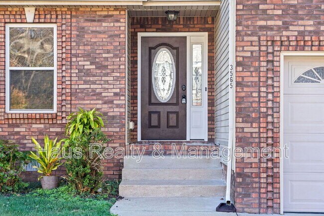 Building Photo - 3565 Southwood Dr