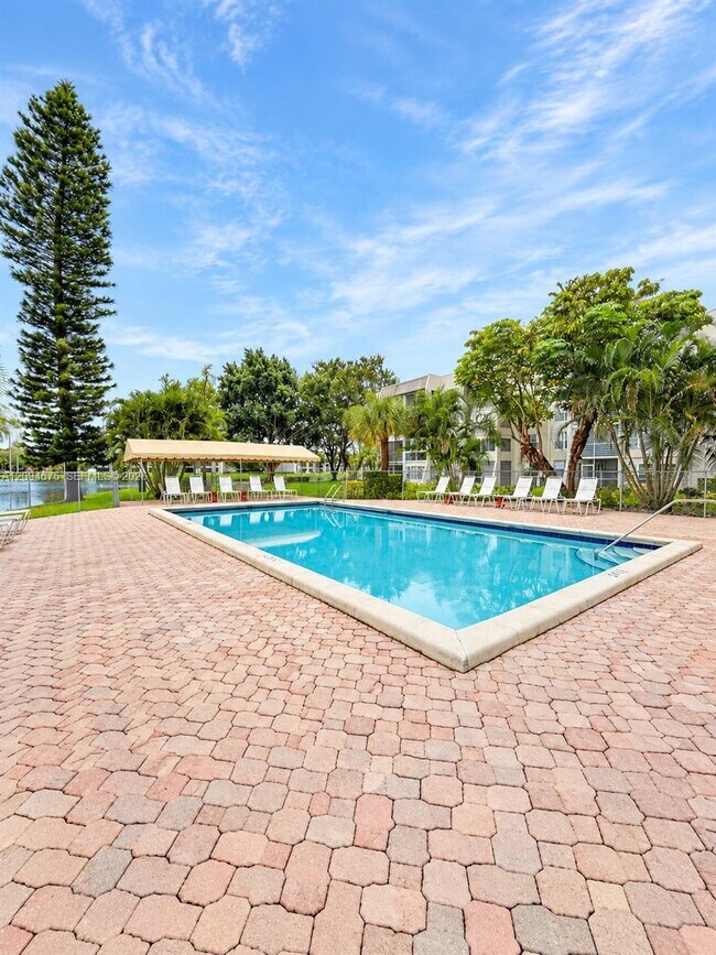 Building Photo - 9440 Poinciana Pl