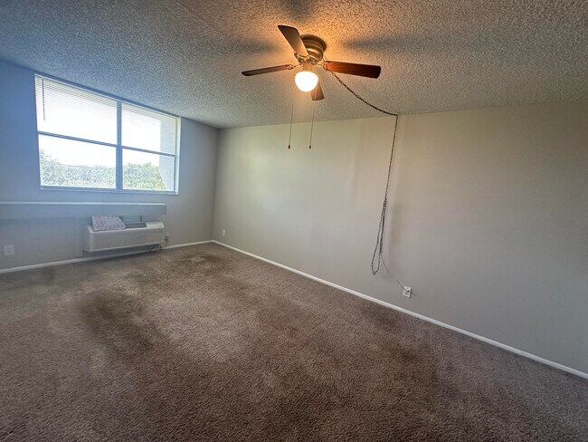 Building Photo - 2501 Riverside Dr
