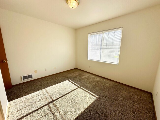 Building Photo - 2103 Yellowstone St