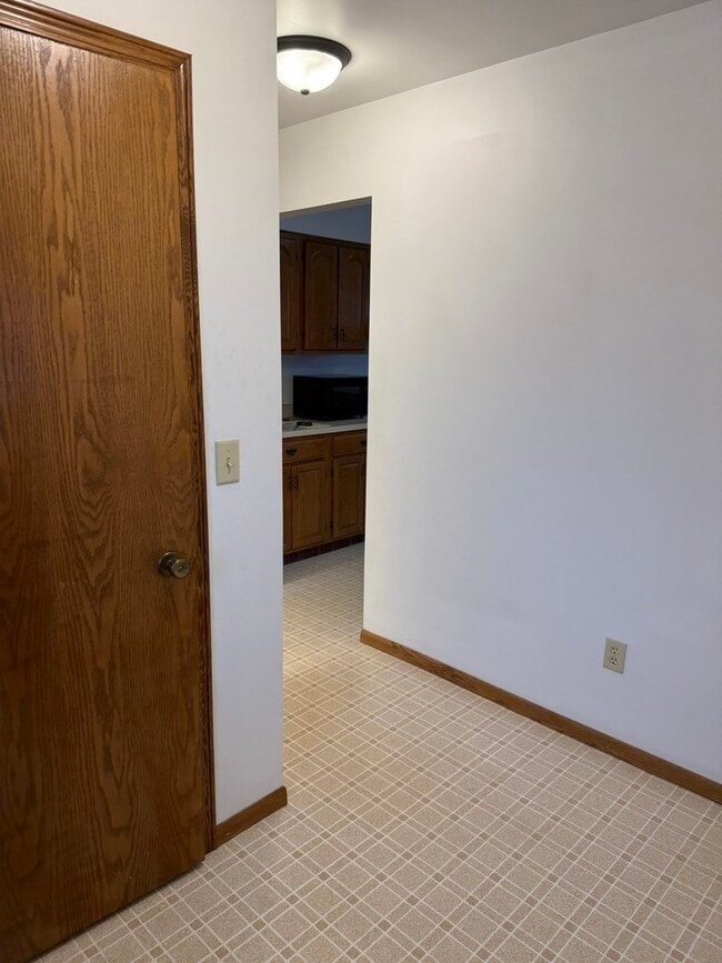 Building Photo - 315 Carriage Dr