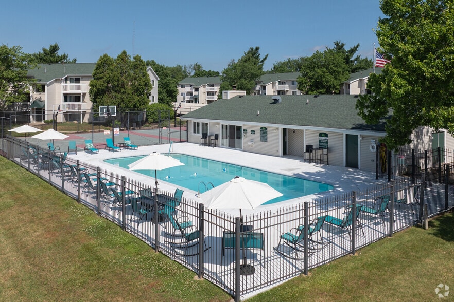 Pool - Cedar Trail Apartments