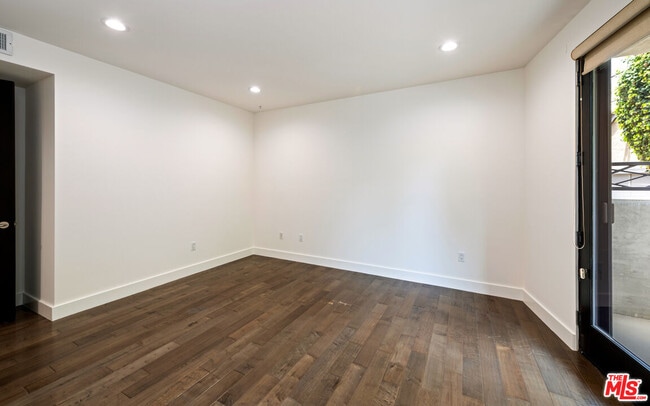 Building Photo - 1304 S Roxbury Dr