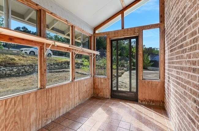 Building Photo - 3404 Plantation Rd