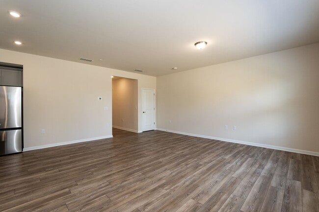 Building Photo - Move In Ready Three Bedroom Home!