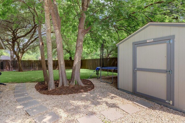Building Photo - 2500 Pinewood Terrace