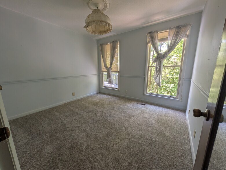Building Photo - 1118 Longview Dr
