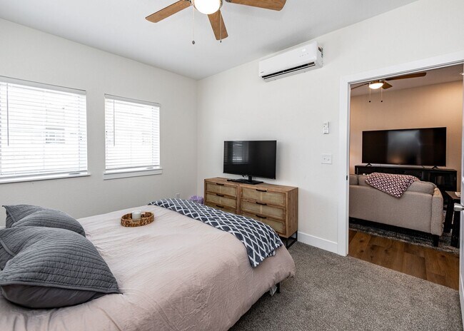 Building Photo - 1 Bed Luxury Apartment near Garden of the Gods