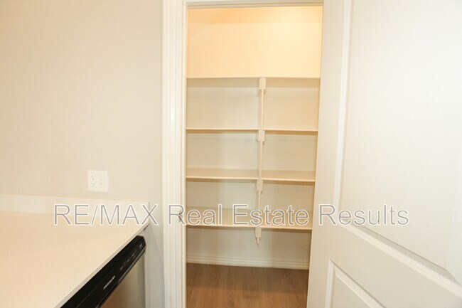 Building Photo - 1405 SW Poigai Wy