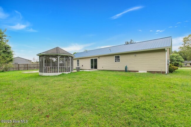 Building Photo - 304 Woody Way