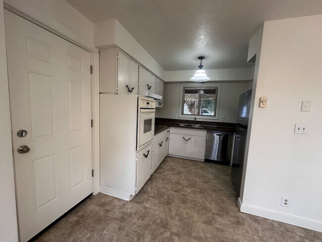 Building Photo - *Coming soon* 3 Bedroom 1.5 Bath Single Family Home