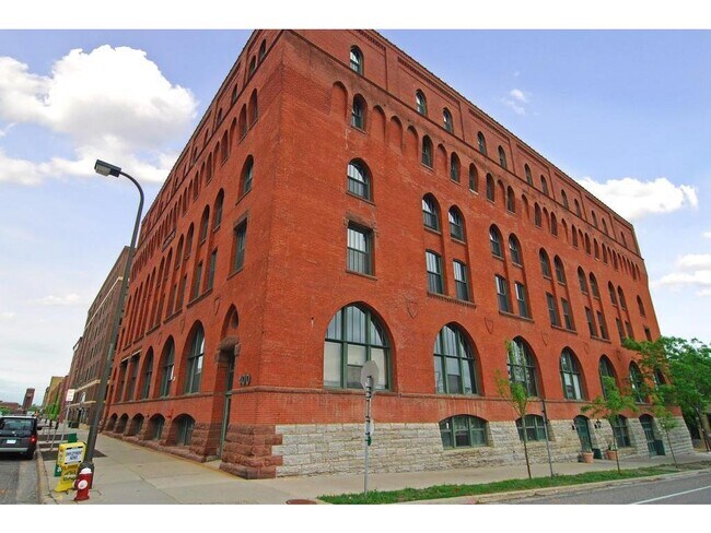 Building Photo - 400 N 1st St