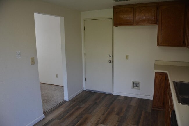 Building Photo - Hillcrest area 2 bedroom, 2 bath with 2 ca...