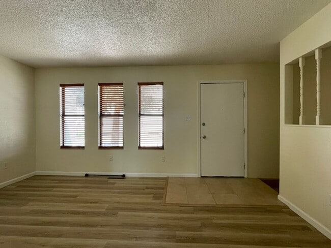 Building Photo - House For Lease