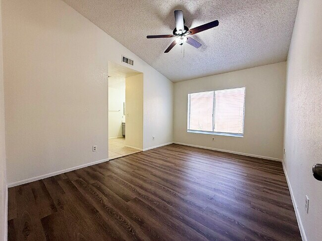 Building Photo - Golf Course Backyard! Updated 3-Bed Home i...