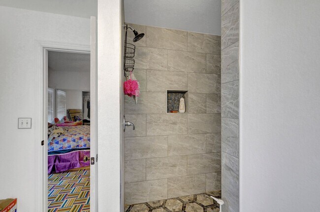 Building Photo - 3 bedroom home with pool!!