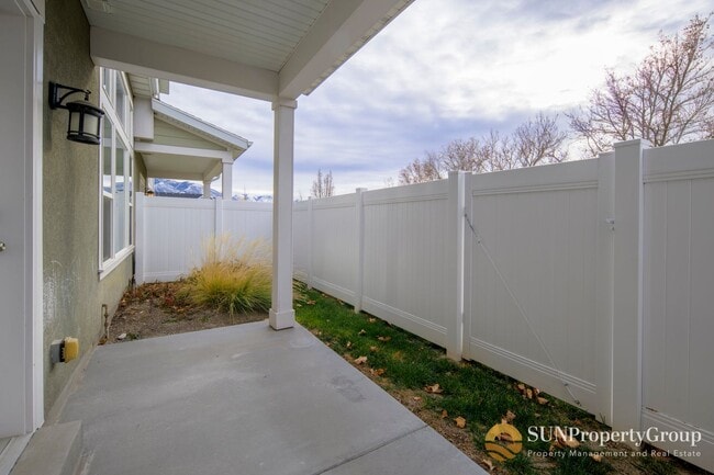 Building Photo - Stunning Townhome In Desirable Riverton Area