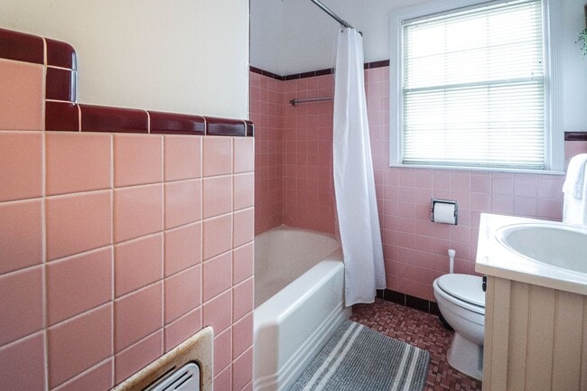 Building Photo - Nice Midtown Bungalow