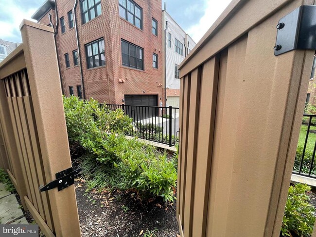 Building Photo - 1306 Roundhouse Ln