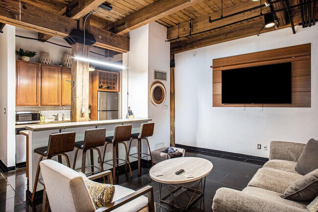 Building Photo - 6533 E Jefferson Ave