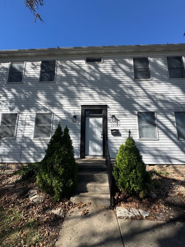 Building Photo - 675 N Chestnut St