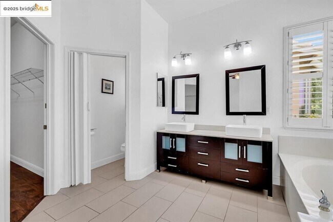 Building Photo - 909 Suntan Ln