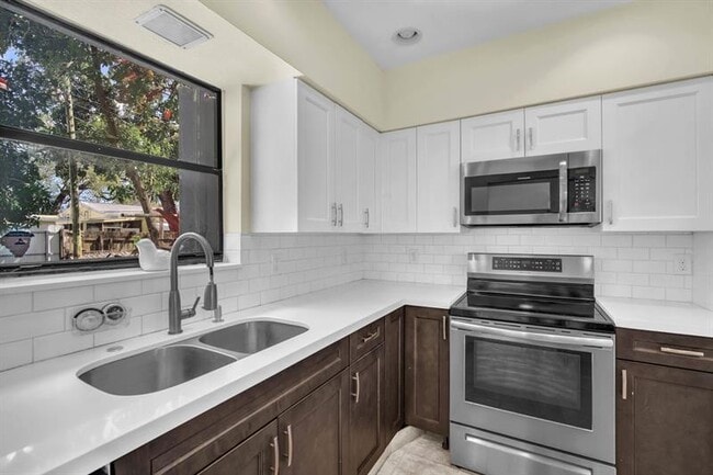 Building Photo - 2221 SW 67th Ave