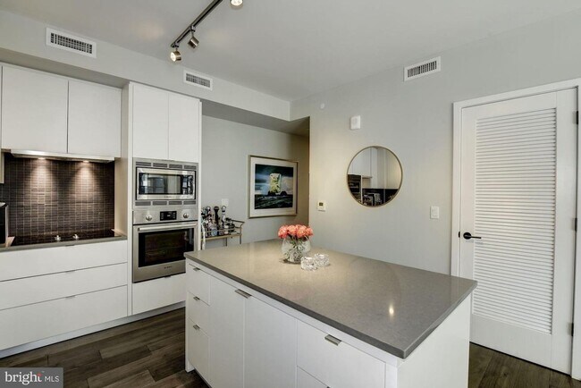 Building Photo - River-View 2BD Luxury Condo with Balcony and Parking!