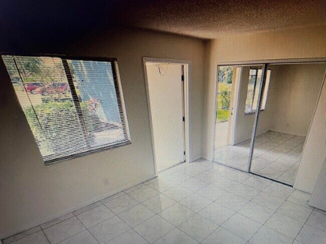Building Photo - 2828 Tennis Club Dr
