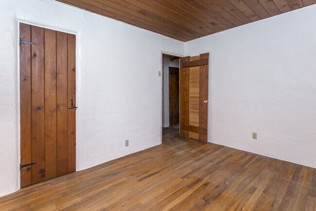 Building Photo - NE 2 Bedroom 1 1/2 Bath