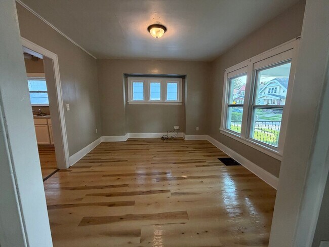 Building Photo - 4224 Fairview Dr