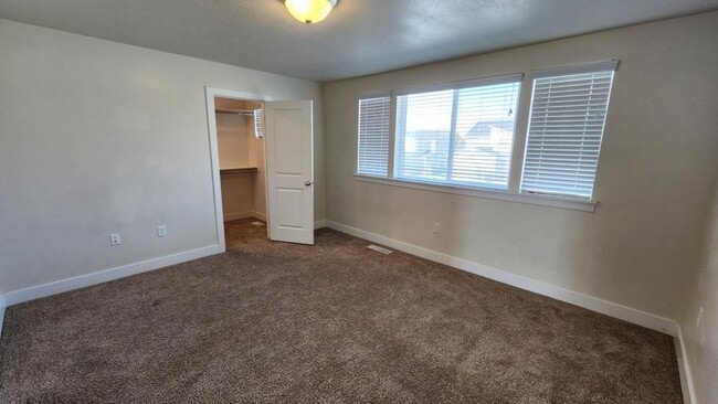 Building Photo - 996 W 600 S