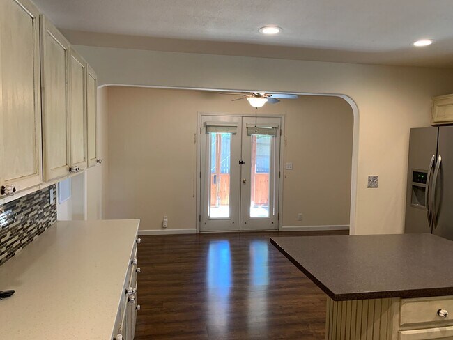 Building Photo - Updated 3 bedroom 2 bathroom close to Meriam Park!