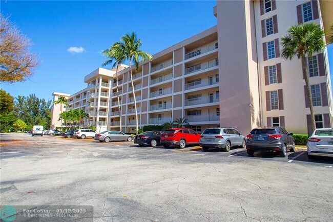 Building Photo - 2600 S Course Dr