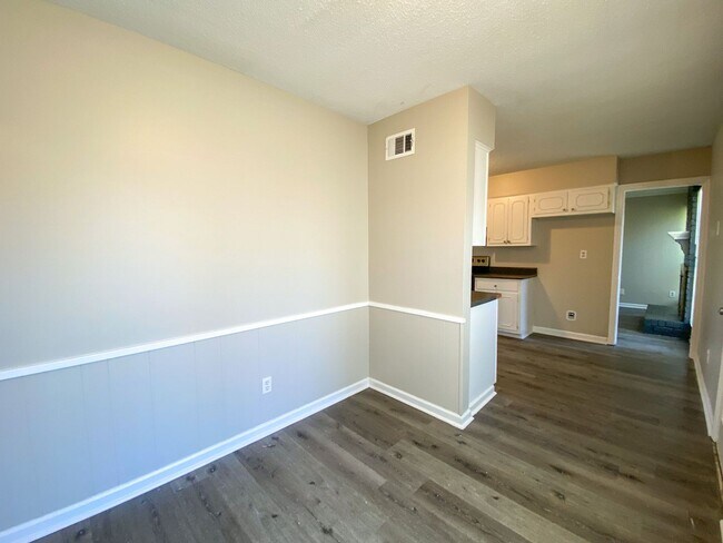Building Photo - 3 bed, 2 bath home with access to 79 and 40.