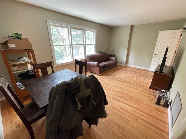 Building Photo - Big and Beautiful House with attached 1br ...