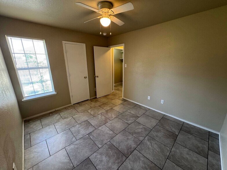 Building Photo - 5702 Greengate Dr