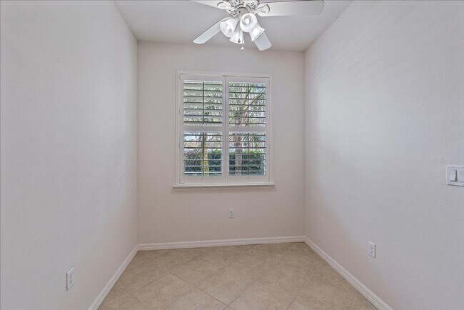Building Photo - Gorgeous Light & Bright 3 Bedroom 2.5 Bath Townhome with Garage!!