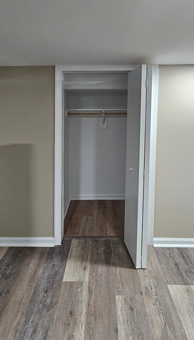 Building Photo - 4633 Kernwood Ave