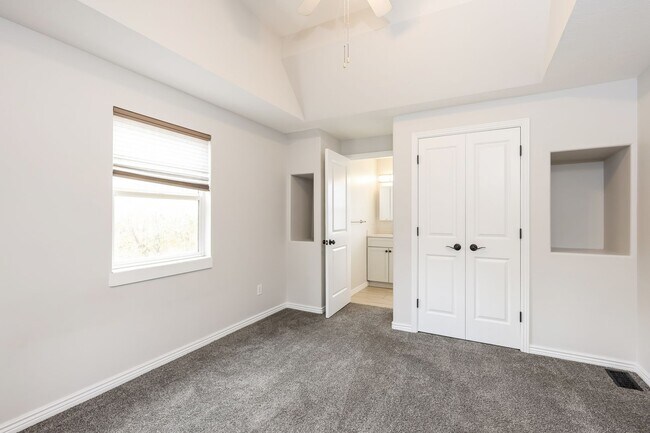 Building Photo - Sullivan Duplex