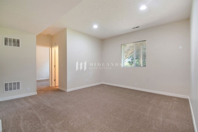 Building Photo - Beautiful Townhome in Shadow View