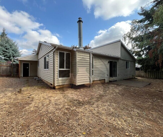Building Photo - Single Level House-S Salem. Ready to Move ...