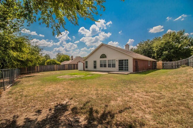 Building Photo - 437 Hillside Dr