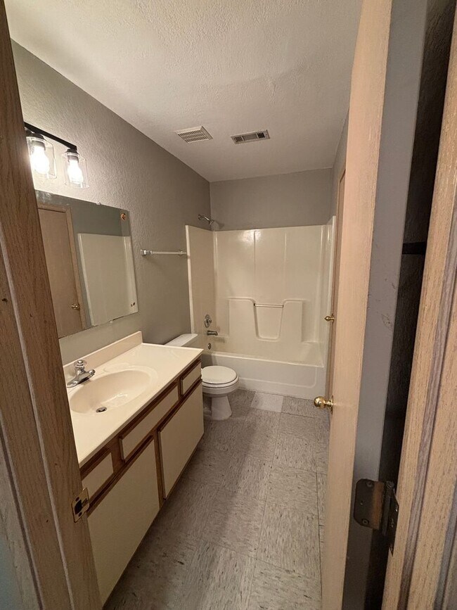 Building Photo - 1366 E Sequoyah Ct