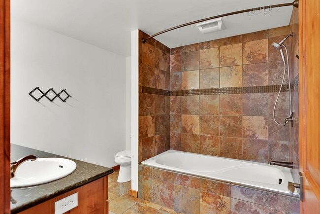 Building Photo - 834 Mc Kinley Ave W