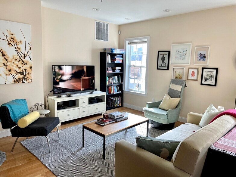 Living - 202 Green St