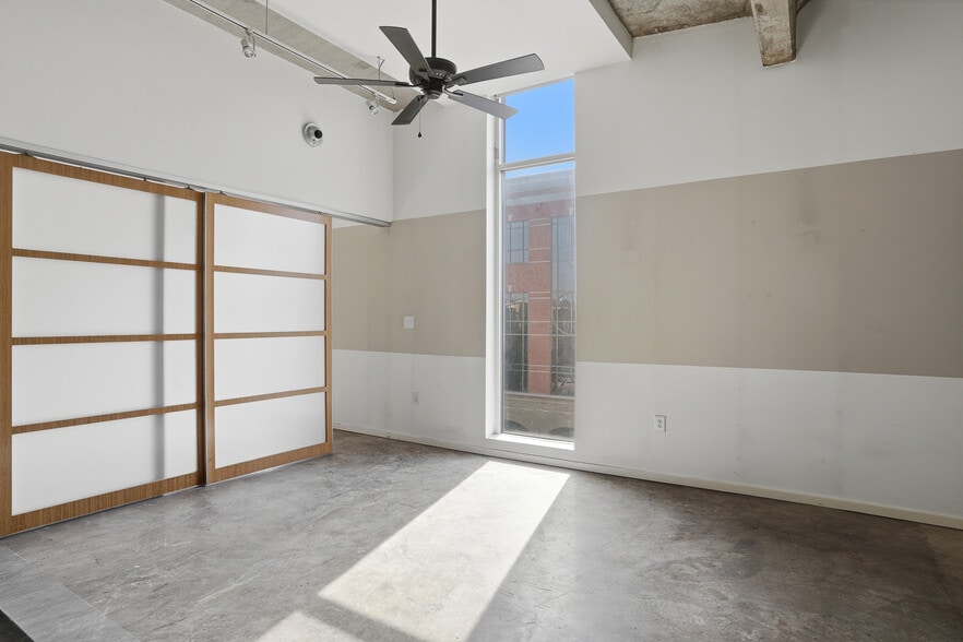 Building Photo - 112 E Clay St