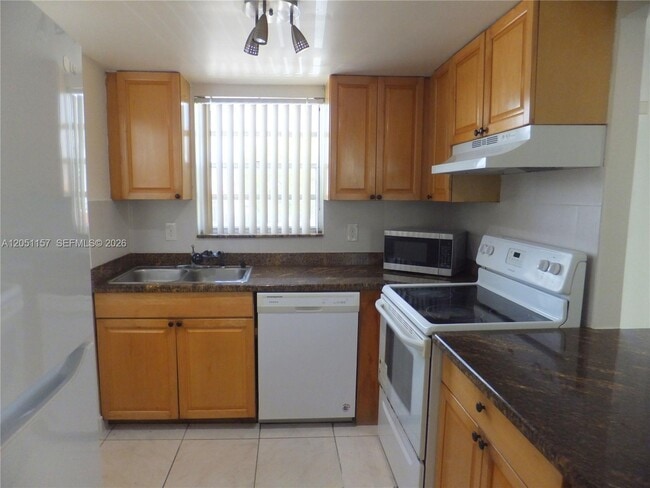 Building Photo - 16410 Miami Dr